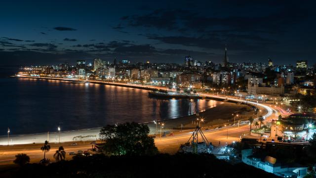 Vista de la rabla de montevideo de noche iluminada