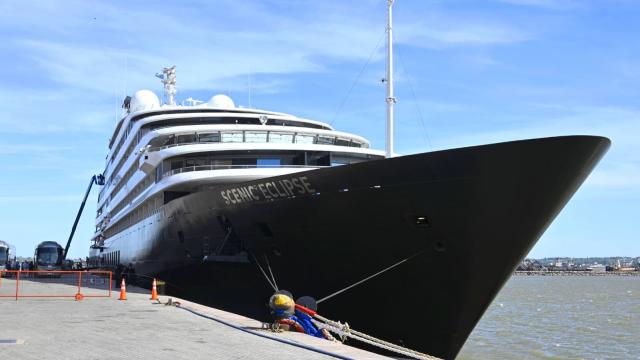Crucero Scenic Eclipse atracado en el puerto de Montevideo bajo un cielo despejado.