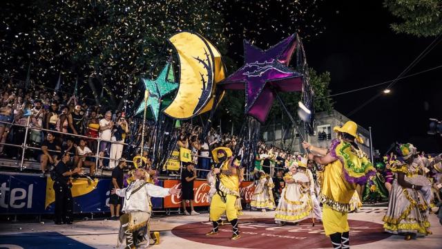 Foto de la comparsa defilando por Barrio Sur 