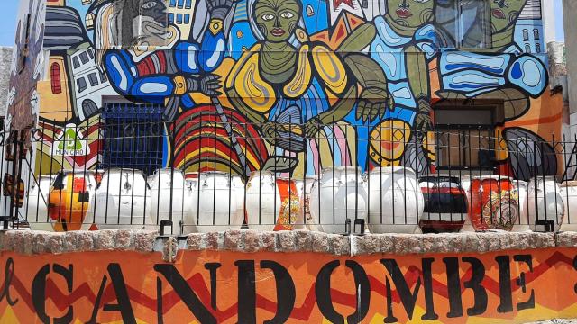 Plaza del Candombe con mural alusivo al fondo y despliegue de tambores al frente 