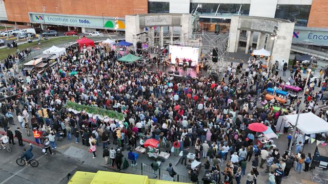 personas alrededor de un escenario de música en la explanada del shopping tres cruces