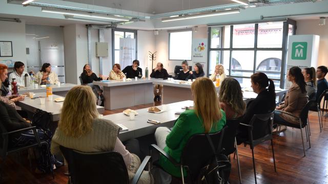 personas reunidas en la sala de reuniones de la division turismo 
