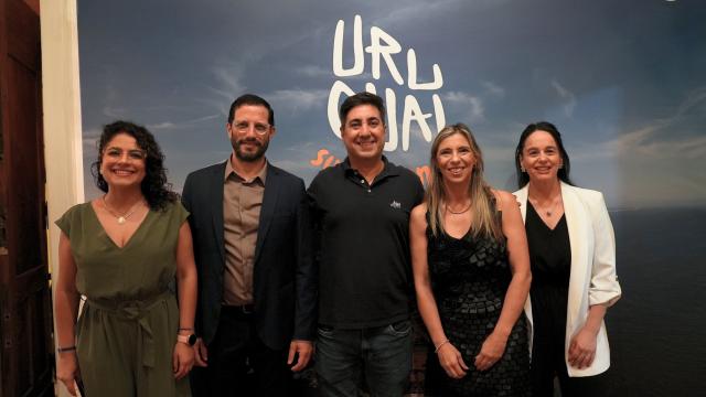 autoridades del ministerio de turismo e intendencia de montevideo en el lanzamiento de temporada en brasil