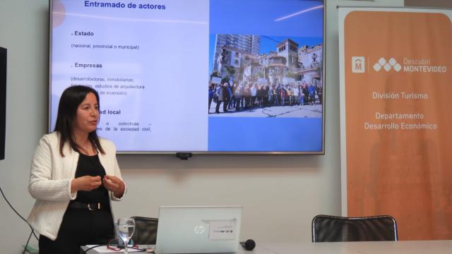 profesora exponiendo