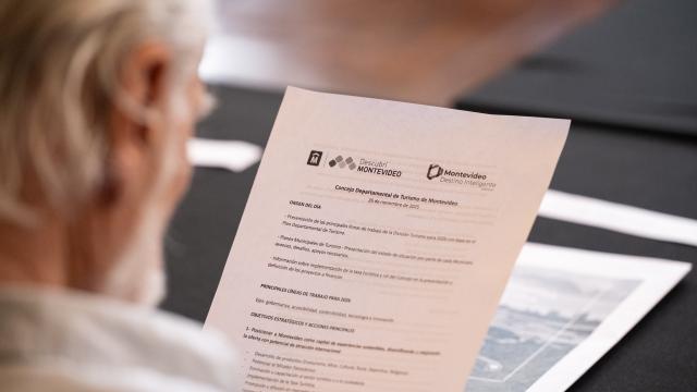 persona leyendo orden del día del concejo departamental de turismo