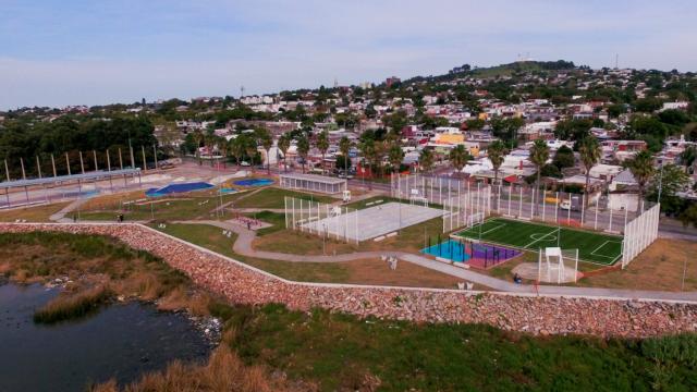 foto aérea de el Parque Débora céspedes con vista al fondo del cerro