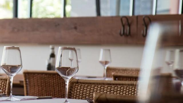 Foto del salón, de día, con copas al fondo 