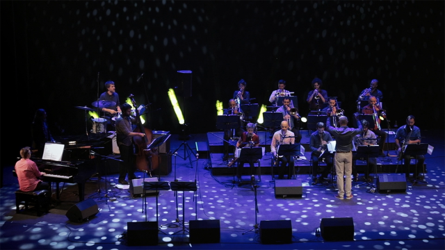 Espectaculo nocturno de la Montevideo Big Band y sus musicos