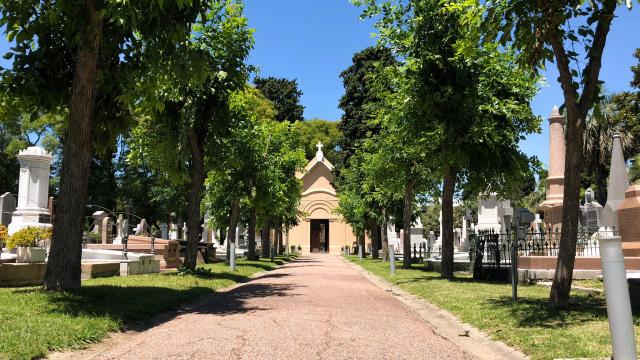Foto del cementerio: un camino arbolado y al final del mismo la capilla