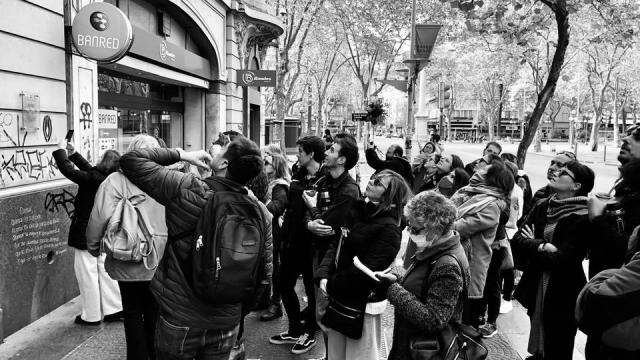 Foto grupal de varias personas siendo guiadas