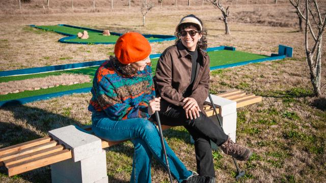dos mujeres riendose en un emprendimiento rural