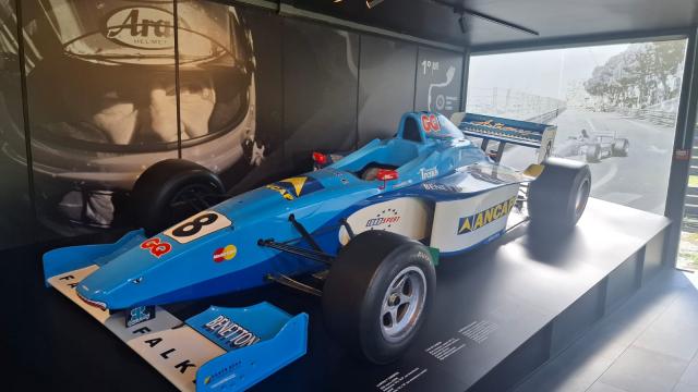 foto de auto de c arrera colo azul de las carreras de Gonchi Rodriguez