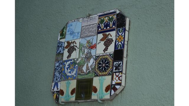 Mural octogonal con diferentes simbolos como un racimo de uva, un guerrero, etc