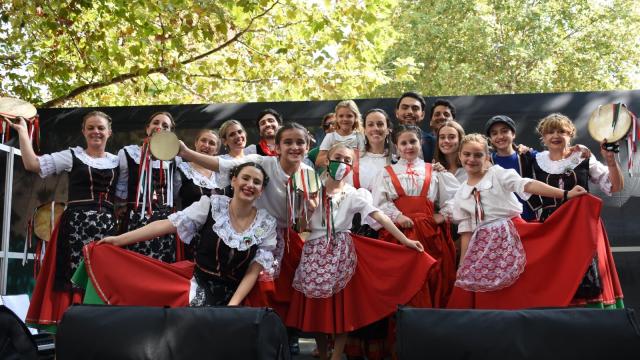foto de personas con vestimenta tipica y un baile italiano