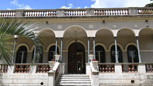 Foto de la fachada con galeria y porticos