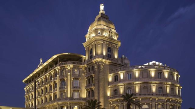 Fachada del Hotel Sofitel a la noche iluminada