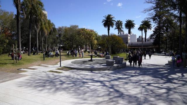 Ingreso al Parque Villa Dolores con areas verdes y palmeras 