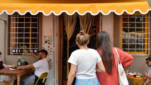 fachada de confiteria almecen Jesusa con gente entrando un lugar boutique