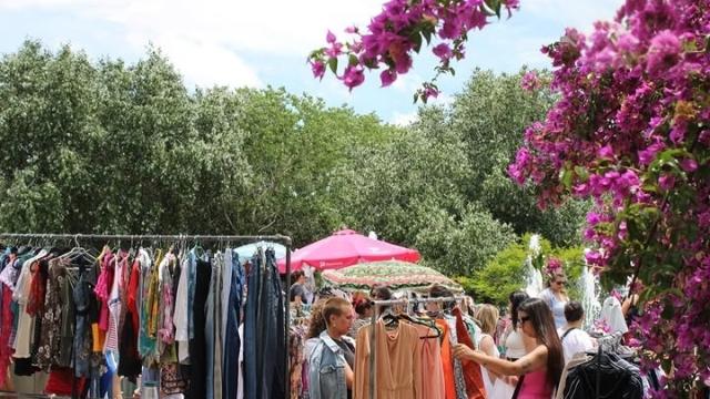 puestos de ropa en plaza 1 d emayo gente mirando exposicion de ropa y moda