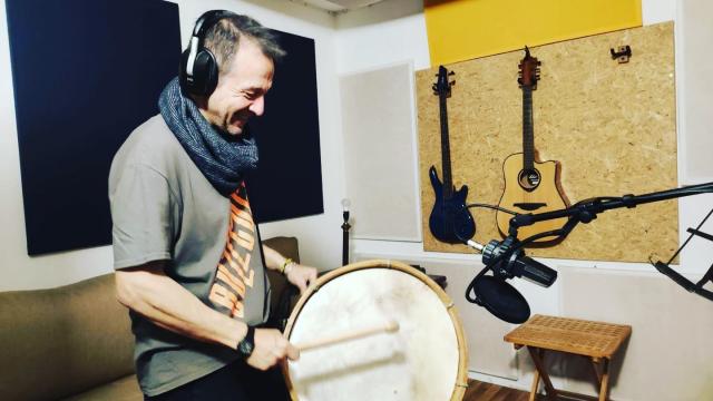 foto de musico con intrumentos de percusion