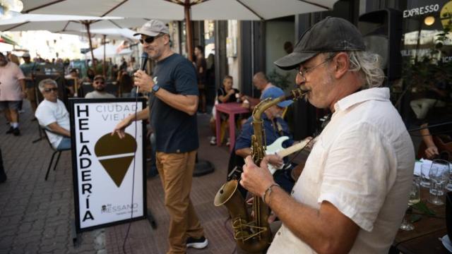 musicos en peatonal de ciudad vieja