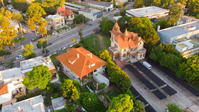 Foto area otoñal del Barrio y sus espacio verdes con sus casonas antiguas.