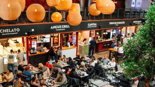 foto de plaza de comidas del mercado, muchas mesas y puestos gastronomicos