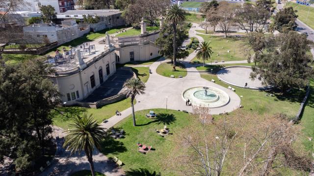 foto aérea del parqeu capurro, se ve la fuente central, escalinatas y arbolado