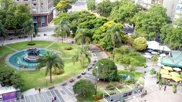 Foto aerea de toda la plaza con la fuente, la arboleda y los caminos verdes