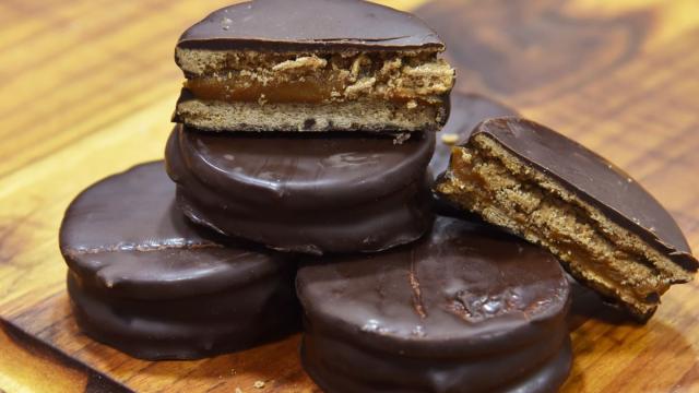 alfajores de chocolate y ducel de leche apilados