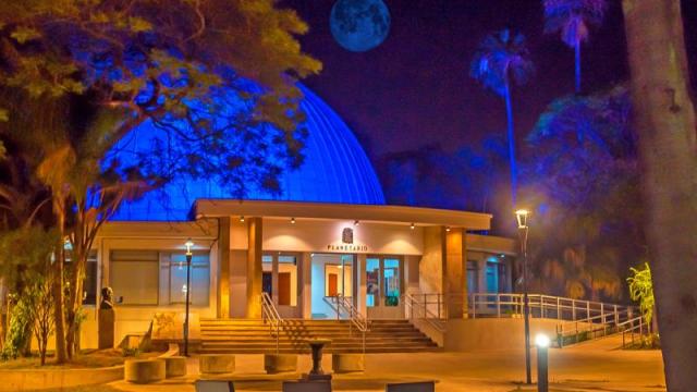 edificio del planetario de noche