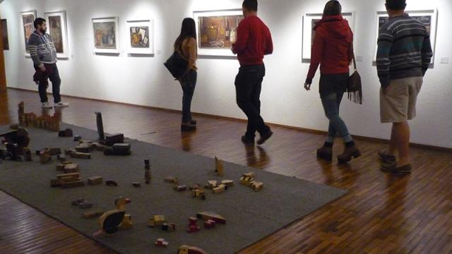 Foto de un grupo recorriendo el museo