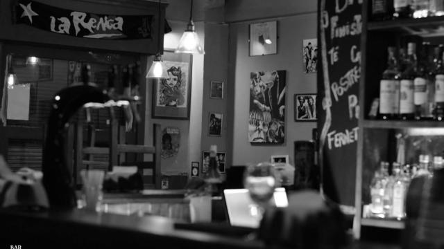Foto en blanco y negro del bar por dentro