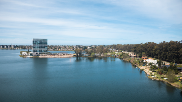Vista del lago y de la parte de atrás del hotel 