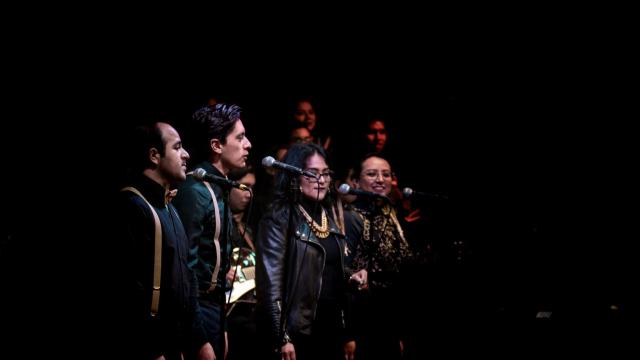 Foto de un coro cantando en una sala