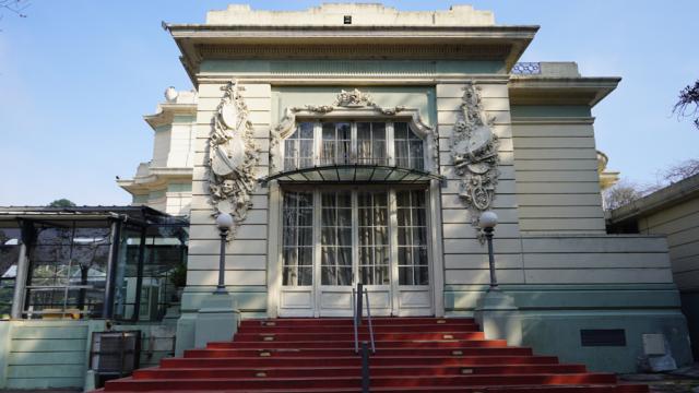 Foto de la fachada principal con su ventana vidriada