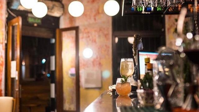 Foto del interior del bar con su barra