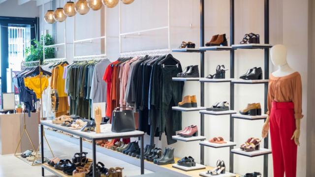tienda de compras con indumentarios y calzado