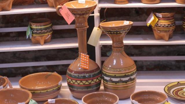 vajillas artesanales en color marron con detalles de emprendedores del mercado de artesanos