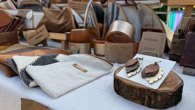 artesanías y articulos en cuero sobre mesada