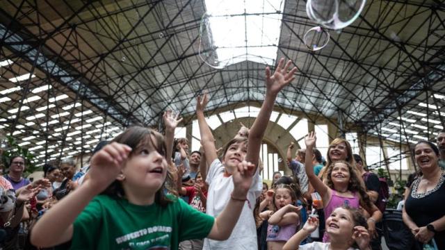 Niños jugando en el Espacio Modelo con burbujas de jabón