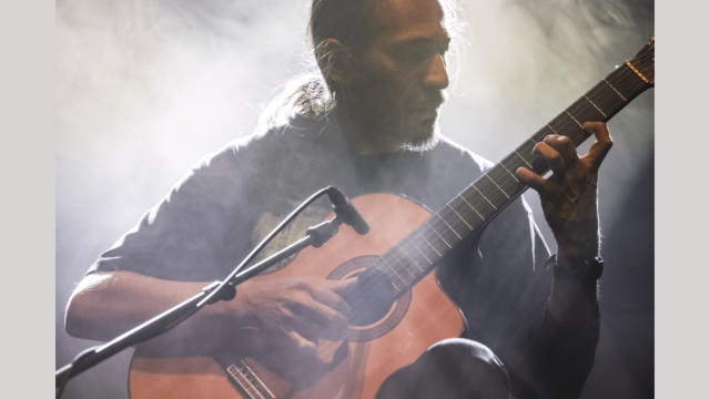Foto del artista tocando la guitarra