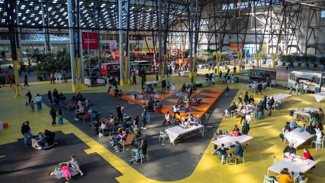 Foto del Espacio Modelo renovado por dentro  con personas ocupando sillas , familias y niños