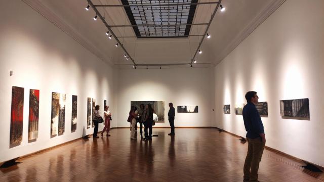salon principal del museo personas observando cuadros