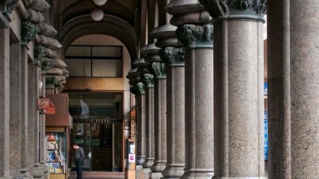 Columnas art decó y corredor del Palacio Salvo