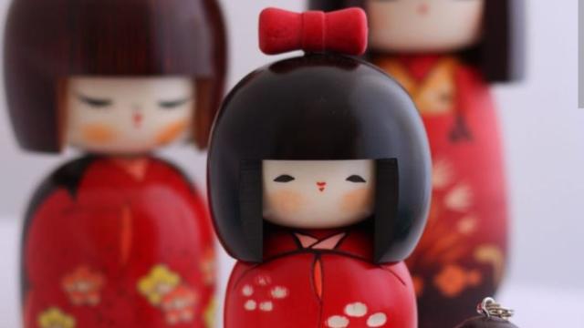 Imagen de un conjunto de muñecas japonesas típicas