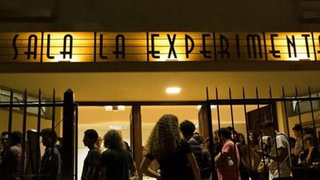 foto norcturna de la fachada del edificio iluminada con gente entrando a un espectáculo