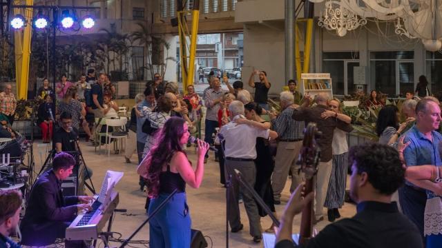 gente bailando y espectáculo en espacio modelo