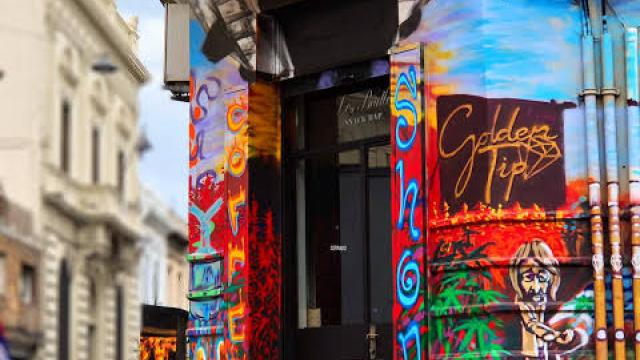 fachada de bar con muchos colores en una esquina ciudad vieja