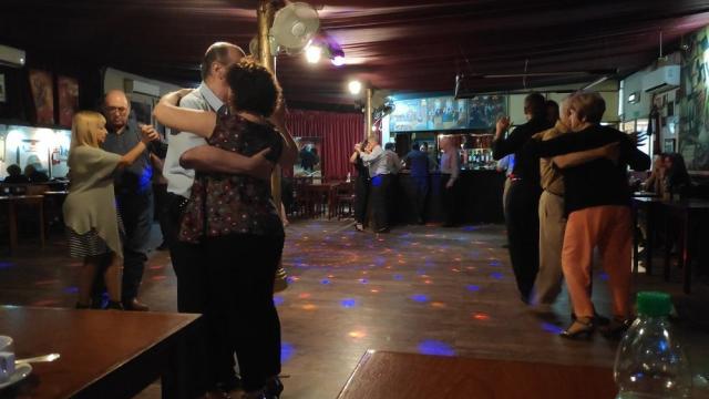 Parejas bailando tango en la Milonga